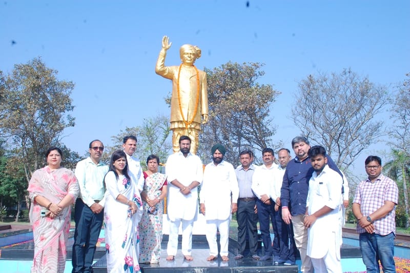 जेसीडी विद्यापीठ में चौ. देवीलाल की पुण्यतिथि पर रक्तदान करने का गजब जज्बा