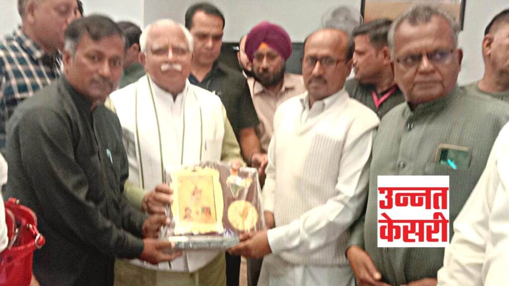 मनोहर सांकला भाट व मनजीत दहिया ने CM Manohar Lal को किया सम्मानित