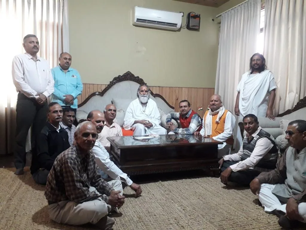 जगतगुरु शंकराचार्य (गोवर्धन मठ) स्वागत समिति के सदस्य महामंडलेश्वर स्वामी ज्ञानानंद महाराज एवं महामंडलेश्वर स्वामी शाश्वतानंद महाराज को निमंत्रण देने के अवसर पर।