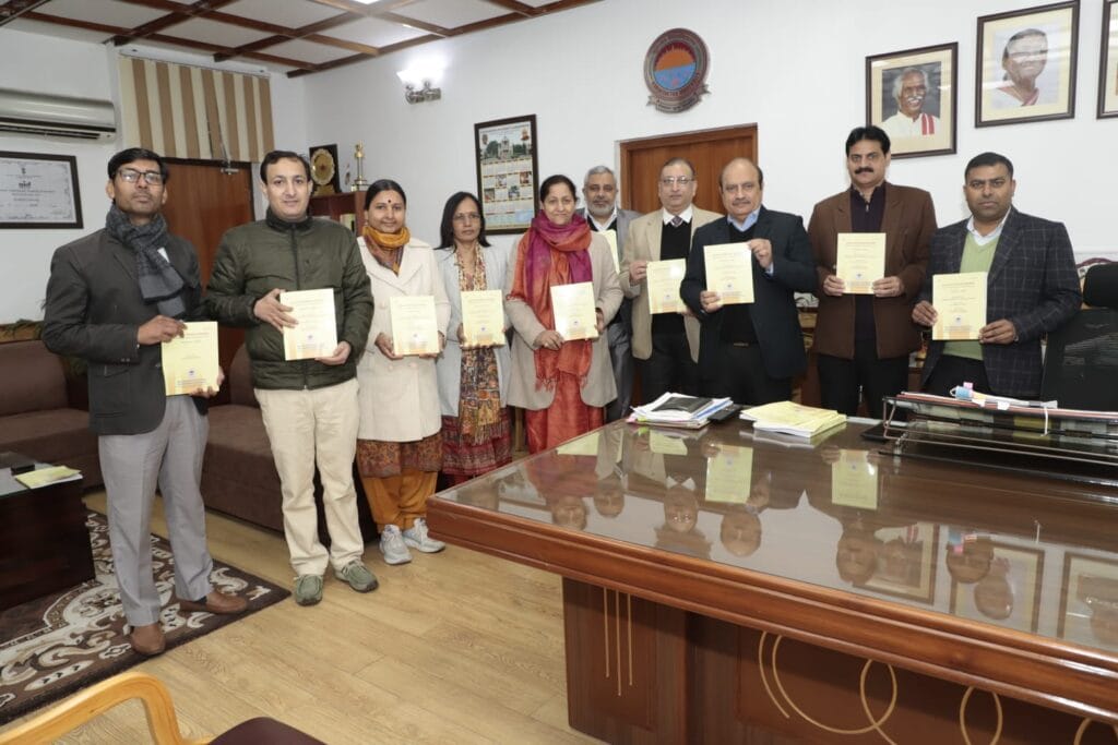 कुवि कुलपति प्रो. सोमनाथ सचदेवा ने ‘जर्नल ऑफ हरियाणा स्टडीज’ के 49 वें व 50 वें खंड का किया विमोचन