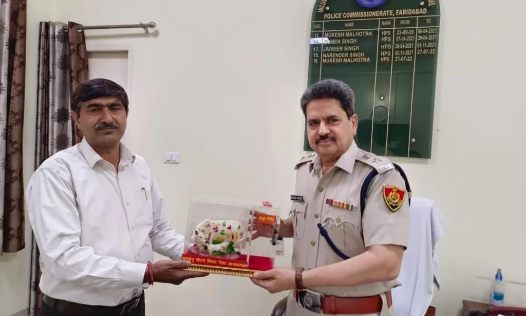 कामधेनु संस्थान के वार्षिकोत्सव समारोह में DCP Mukesh Malhotra को स्मृति चिन्ह भेंट कर किया आमंत्रित :सुनील कुमार जांगड़ा