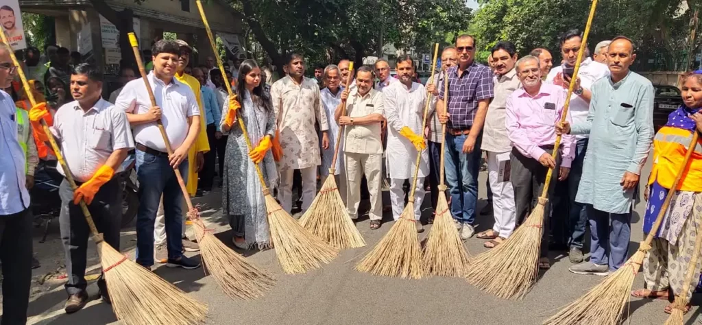 रोहिणी की जनता ने किया उपायुक्त निधि मलिक एवं धर्मबीर शर्मा की अगुवाई में स्वछता ही सेवा का नारा बुलंद