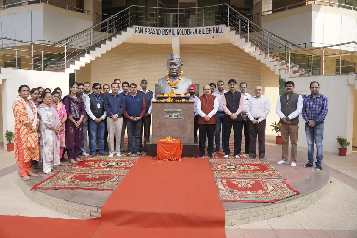 केयू में पूर्व प्रधानमंत्री पंडित जवाहरलाल नेहरू की जयंती पर श्रद्धा सुमन अर्पित